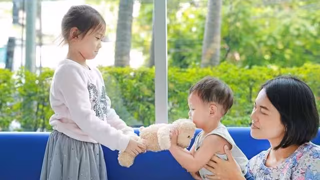 Cara Ajarkan Empati Anak: Cerdas Berempati Lewat Bakti Sosial