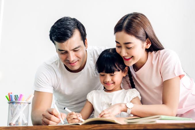 Peran Orang Tua dalam Mendukung Keberhasilan Pendidikan Anak di Rumah dan Sekolah